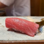 鮨 つぼみ - 鮪中トロ 三宅島より 仕入れはやま幸
      大トロかと思うほどの脂のりと口でのとろけ具合、やはりシャリの少し高めの温度に呼応して、脂の感じ方がより良くなっていますね！
