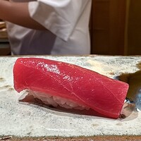 鮨 つぼみ - 鮪赤身 勝浦より 仕入れはやま幸
                    赤身らしい少し酸味のある味わいが素晴らしい！
                    シャリは温度少し高めに、鮪の旨みがその温度に追従しとても良いバランスになっています♬