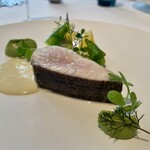 エスキス - [均整] 鰆の低温蒸しとブロッコリー・スナップのピューレにレモンバームの葉と蕾菜漬け