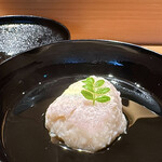 鮨 つぼみ - 帆立（野付より）の真薯
      寒い日でしたから、温かなお椀からのスタートはありがたいです。