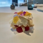 エスキス - [花の声] フランボワーズとジャスミンのリオレの上にカモミールのアイスとヴァイオレット(スミレ)の花びら