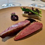 エスキス - [獣性] フランス産鳩にイカスミソースとトマト・黒ニンニクのピューレ