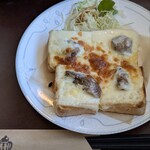 山本珈琲倶楽部 - 燻製牡蠣がゴロンと入ったトースト、こんがりチーズに合います