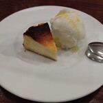 ピッツェリア ファッブリカ 1090 - チーズケーキ　ミルクジェラート添え