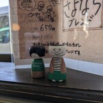 山本珈琲倶楽部 - 窓にあった人形がマスターと奥様に重なります