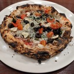 ピッツェリア ファッブリカ 1090 - チチニエッリ（シラス、ミニトマト、バジル、オリーブ、ケッパー、ニンニク）