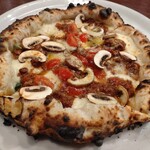 ピッツェリア ファッブリカ 1090 - ボロネーゼ（ミートソース、ミニトマト、マッシュルーム、燻製チーズ、モッツァレラ、バジル）