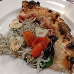 ピッツェリア ファッブリカ 1090 - チチニエッリ（シラス、ミニトマト、バジル、オリーブ、ケッパー、ニンニク）