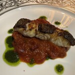 和フレンチバル村塾 屋根裏 別邸 - ｽｽﾞｷのﾎﾟﾜﾚ ｶﾘｯと焼かれた表面も中はふわふわ。淡白な白身魚にしっかりした味のﾄﾏﾄｿｰｽとﾊﾞｼﾞﾙｿｰｽの2種で。