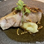 和フレンチバル村塾 屋根裏 別邸 - 大和ポークの低温調理。しっとりと味わい深くﾏｯｼｭﾎﾟﾃﾄと甘めのｿｰｽに粒ﾏｽﾀｰﾄﾞが効いて絶妙な美味しさ！