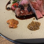 Carpe Diem - 横に添えられたチョリソー潰したやつとマスタード。こう言うの面白い！チョリソーは本当にチョリーw端っこの方のお肉にちょこんと乗せて楽しみました。