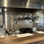 Carpe Diem - キッチン前の特等席！本当動きを見てるだけで楽しいので、提供時間はそんなに気にならないです。ドタバタしてないのにガンガン捌いてて凄い