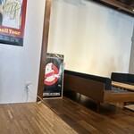 Carpe Diem - キッチン前のカウンター、ソファー席、窓際はテーブル席。真ん中の1番広いところは座卓でリビングみたいになってます。かなり広め店内