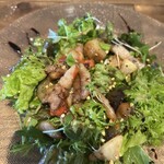 Carpe Diem - 葉っぱも複数種類が入ってて楽しい◎おまけにローストした茄子、じゃがいも、蕪やらわんさか中から出てくる！よくあるランチの申し訳程度のサラダとは全く違いますよー