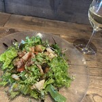 Carpe Diem - セットのサラダ。これめっちゃ量多いです。モリモリ！パンチェッタもたっぷり乗ってたので辛抱たまらずw白グラスを追加ー