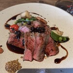 Carpe Diem - メインのお肉はサーロインを選択。ザ・赤身な王道。ソースも王道のポートワインとモリーユ茸のソース。地に足ついてます。