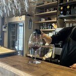 Carpe Diem - ワインのセレクトもサーヴもすべてオーナーシェフ。補助の女性はその日だけお知り合いに頼んだ感じで、お料理を運ぶのとバッシング、ソフトドリンクの作成のみな感じでした。