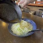 ニボシの恵 - あっさりネギだけらーめんは着丼したらラードをかけるパフォーマンスをしてくれます。