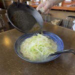 ニボシの恵 - あっさりネギだけらーめんは着丼したらラードとかけるパフォーマンスをしてくれます。