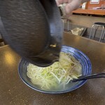 ニボシの恵 - あっさりネギだけらーめんは着丼したらラードをかけるパフォーマンスをしてくれます。