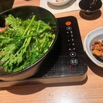 おさ亭 - 脂を出し切った皮と脂で焼く春菊と椎茸