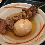 はなまるうどん - おでんは大好物の牛スジと卵をチョイス。