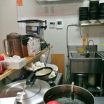 北大塚ラーメン - 手前の寸胴に秘伝の醤油ダレが…！