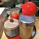 北大塚ラーメン - 卓上にはニンニクも…