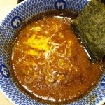 麺屋 たけ井 - 鰹の香りがたっぷりの濃厚な豚骨魚介スープに、柚子の皮のスライスが、
      ほど良い酸味とさっぱり感を出している～♪(^o^)丿