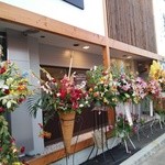 Menya Takei - 店頭には、新店開業祝いの花がずらりとお店の周りに並んでいる…(・。・;