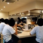 麺屋 たけ井 - カウンター１２席と厨房の様子～♪(^o^)丿