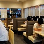 麺屋 たけ井 - テーブル３つの１２席の様子！！ガラス越しに外の待客の列が…(・。・;