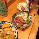 もつ焼 でん - 牛ハラミ刺し