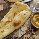 ダージリン - ランチBセット（チキンカレー（辛さ甘め）、ナン、ラッシー）¥1,050-　～美味しかった♪
