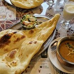 ダージリン - ランチBセット（キーマカレー（辛さ普通）、ナン、ラッシー）¥1,050-　～美味しかった♫