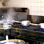 Menya Ishin - 一杯ずつ鍋でスープを作る調理方法。
