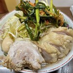 ラーメン二郎 - 小ぶた（1,120円）＋ネギ（150円）＋ニラキムチ（120円）＋味付け玉子（120円）、ニンニク・青のり