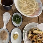 讃岐うどん 本格手打 てつ家 - 釜揚げうどん(中盛り)、かき揚げ