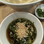 讃岐うどん 本格手打 てつ家 - 出汁多め(薬味入りver.)