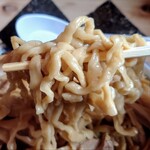 ケンチャンラーメン - ワシワシ太縮れ麺。