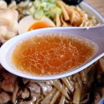 ケンチャンラーメン - スープ、濃い口油っぽく。