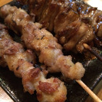 味っ喰亭 - ひざ軟骨(2本) 250円
      鷄皮(2本) 250円