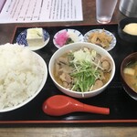 一本杉 - もつ煮定食ライス大盛り（900円）