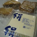 Matsunaga toufu tenshi katen - 絹とうふ150円、絹厚揚げ80円、木綿厚揚げ80円、カレーがんも120円