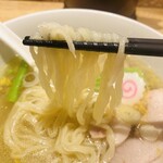 とら食堂 - 加水率が高い麺はもちもち食感がたまりません！