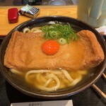 手造りうどん 楽々 - 大きな油あげ…キツネうどん！