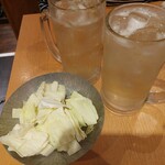錦糸町っ子居酒屋 とりとんくん - お通しキャベツと新入社員のハイボール