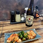 焼肉・冷麺 三千里 - サッポロ赤星と本日のキムチ盛り