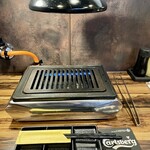 焼肉・冷麺 三千里 - カウンターは1人1ロースター(おしぼりもありますよ)