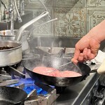 洋食堂 のろ - ハンバーグの仕込み中